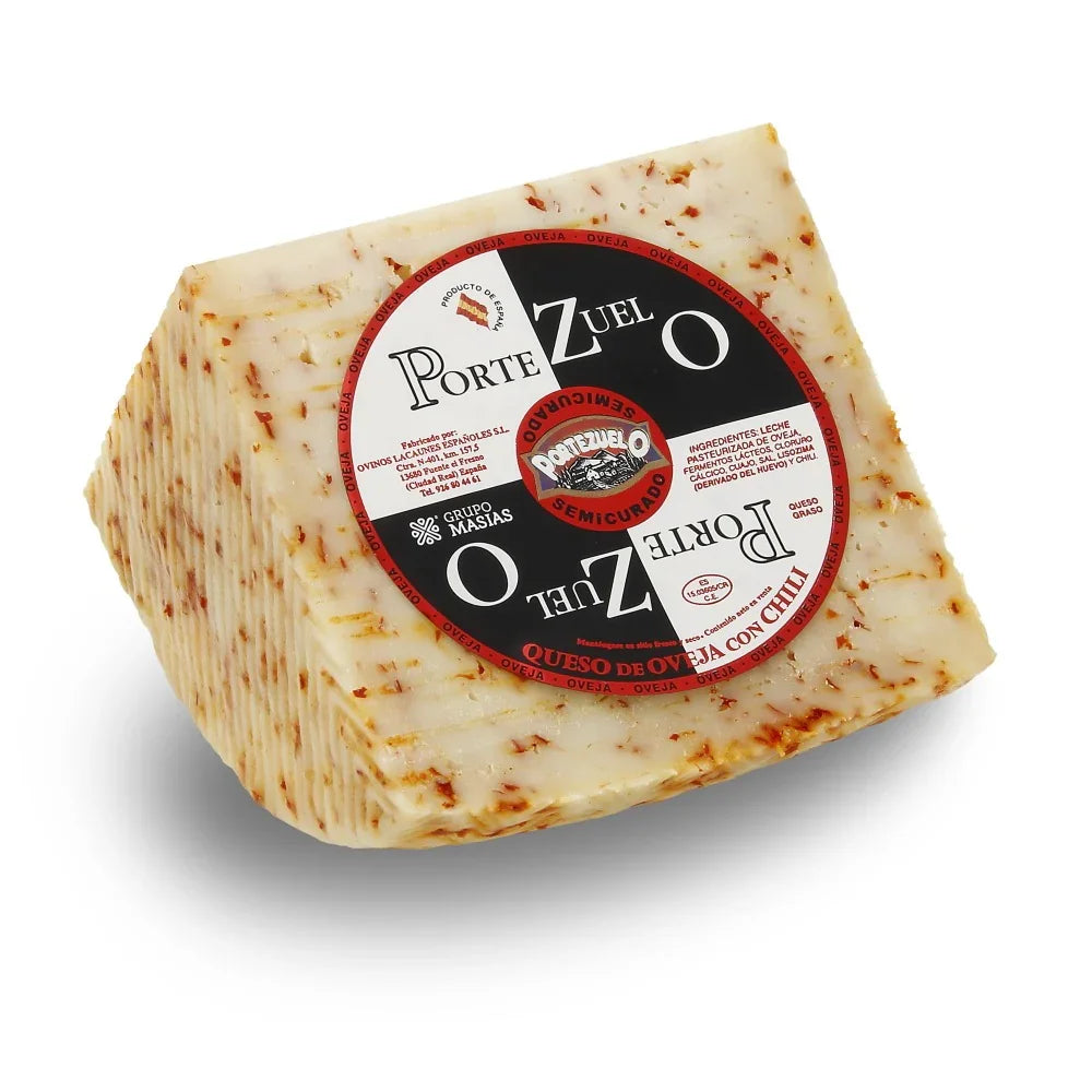 Queso semicurado de oveja con chile, pieza gourmet, etiqueta visible, producto español