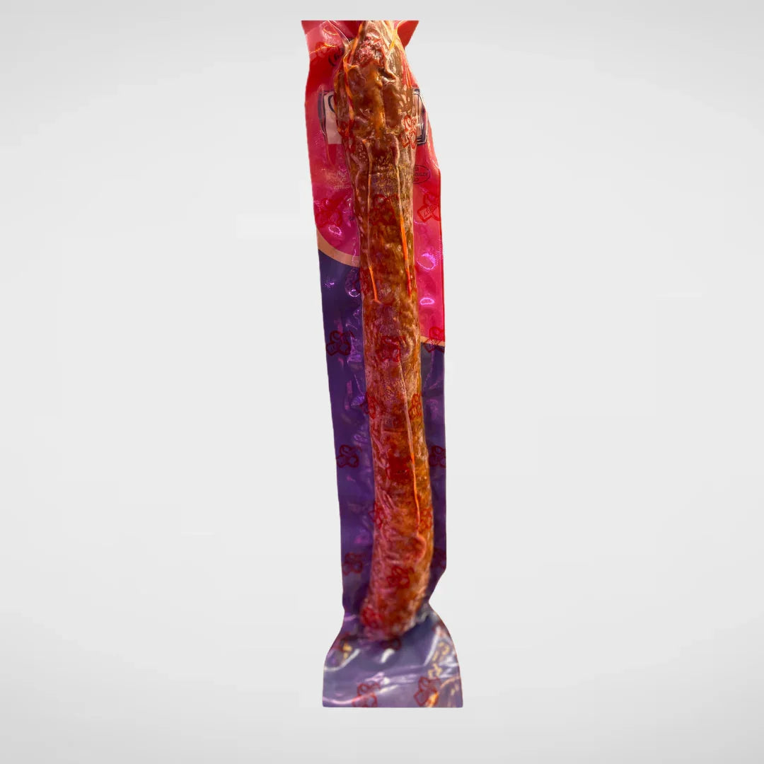 Chorizo de bellota embutido en envase al vacío sobre fondo blanco