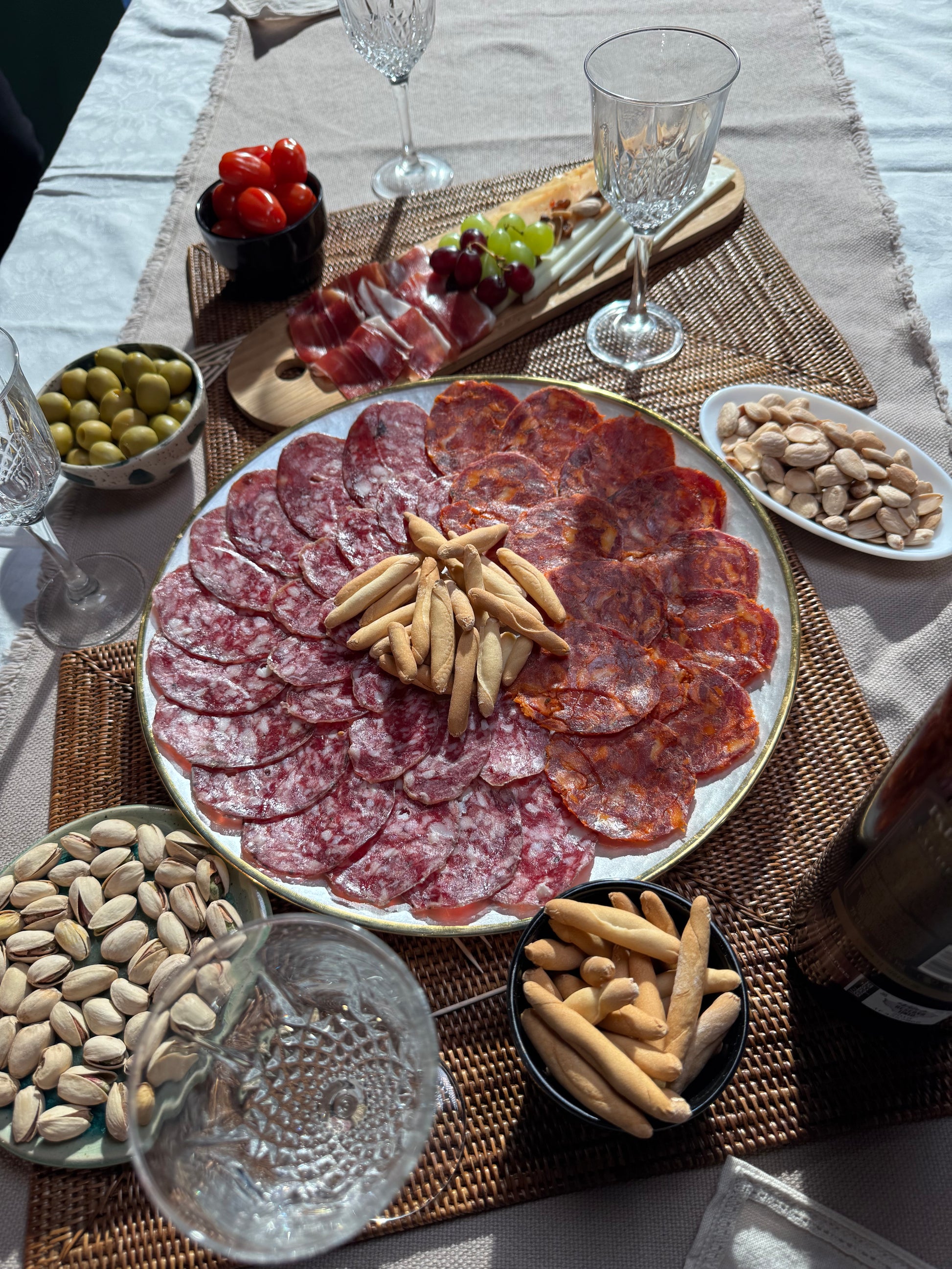 mesa con aperitivo con jamon chorizo salchichon almendas aceitunas